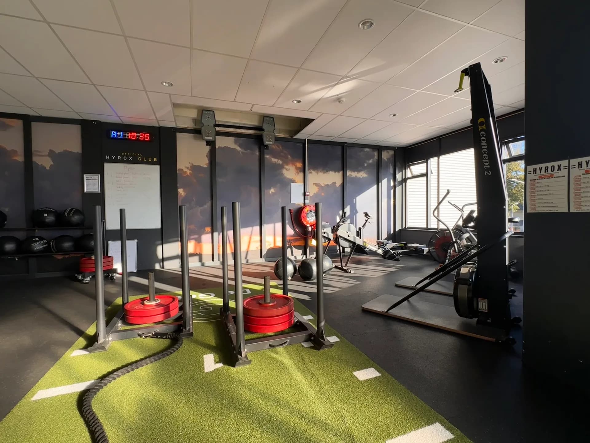 HYROX-trainingsruimte met sleds, kunstgrasbaan, SkiErg en roeiers bij De Geus Sport